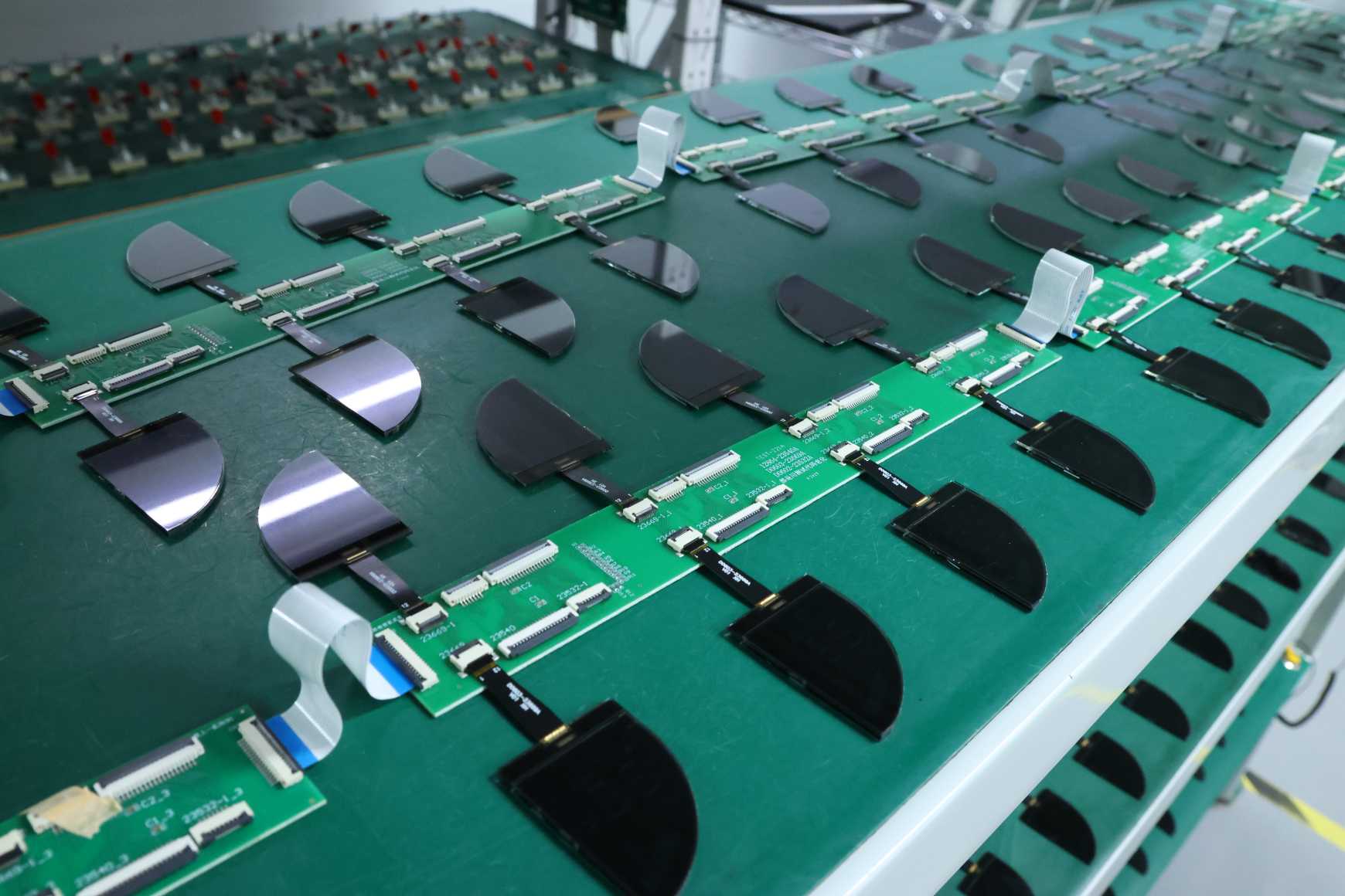 Spurs Comhtháthú Trastionscail Teicneolaíochtaí Taispeána Margadh Céad Billiún-Dollar, Rás Monaróirí LCD na Síne chun Rian Saincheaptha a Urghabháil